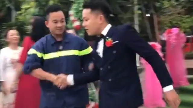 Xôn xao clip anh lính cứu hỏa còn mặc nguyên đồng phục lẫn xe tới dự đám cưới bạn thân và sự thật được chính người trong cuộc tiết lộ