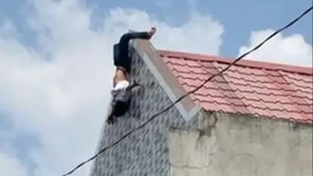 Hốt hoảng theo dõi cảnh nam thanh niên leo lên mái nhà rồi bất ngờ nhảy xuống bất tỉnh