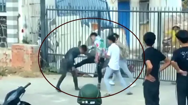 Clip: Nam thanh niên bị đánh hội đồng, đấm đá túi bụi trên đường sau va chạm giao thông