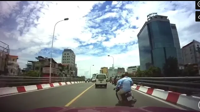 Tai nạn kinh hoàng: 2 thanh niên đầu trần phóng nhanh lấn làn, đâm trực diện ô tô trên cầu vượt