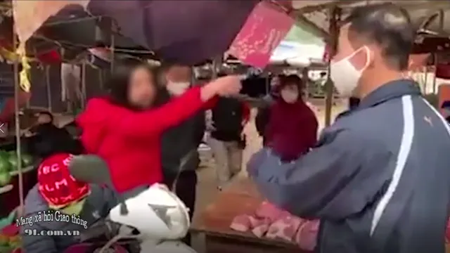 Clip: Đi chợ không đeo khẩu trang bị nhắc nhở, người phụ nữ lớn tiếng chửi cả chợ