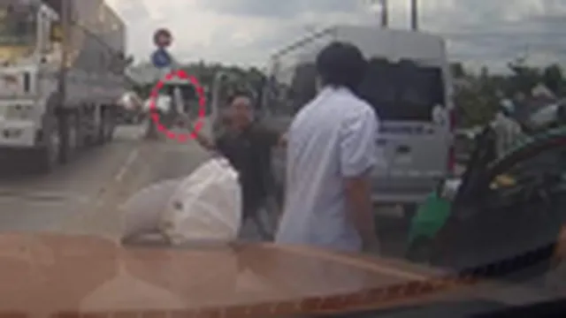 Clip: Xin vượt bất thành, nam thanh niên cầm dao chém liên tiếp vào tài xế taxi