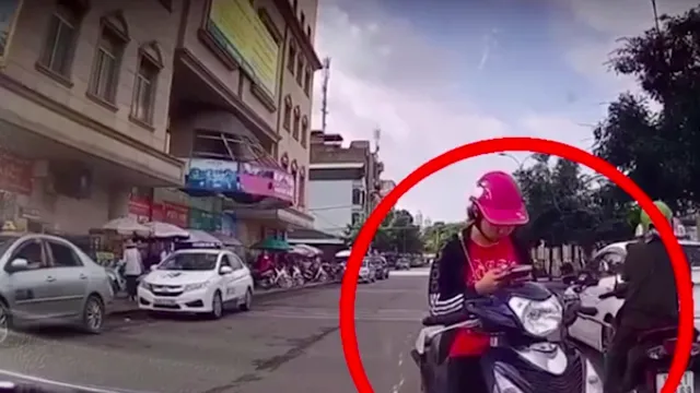 Clip: Cô gái trẻ đứng nghênh ngang giữa lòng đường nhắn tin, thái độ 'cứng' khi bị tài xế nhắc nhở gây bất ngờ