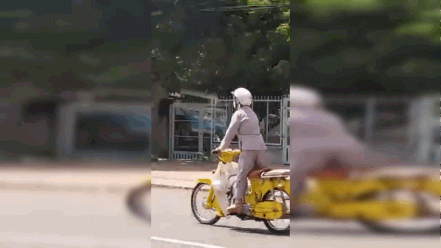 Clip: Hoảng hồn người phụ nữ lớn tuổi nằm... lái xe trên đường quốc lộ