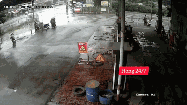Clip hi hữu: Xe máy không người lái bất ngờ phi qua đường, lao thẳng vào cây xăng khiến nhiều người kinh hãi