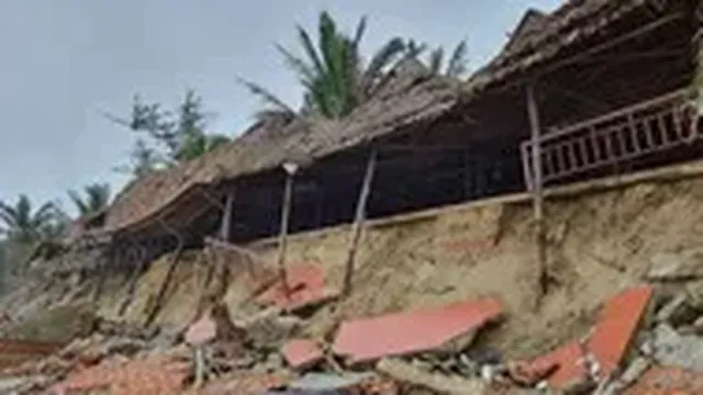 Clip: Hàng chục nhà hàng ven biển bị sóng đánh tan hoang