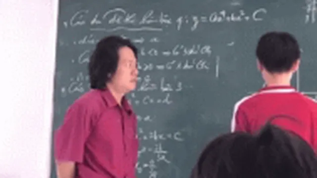 Nam sinh loay hoay tìm lời giải toán, biểu cảm bất lực của thầy giáo khiến cả lớp 'cười nghiêng ngả'