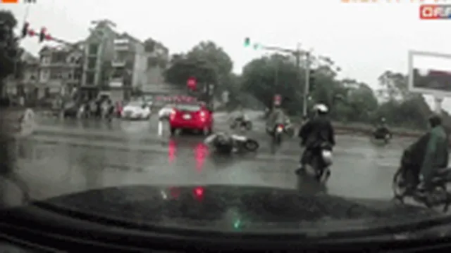 Clip: Pha trượt dài đầy đau thương của cô gái giữa ngã tư phố Hà Nội, nguyên nhân 'chỉ vì cái phanh'
