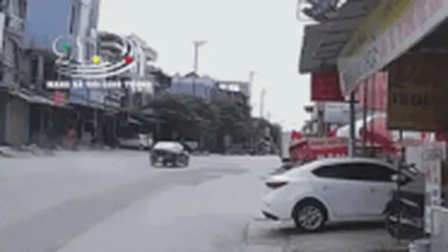 Khoảnh khắc kinh hoàng: Ô tô lao như bay tông người đi xe máy văng lên mái nhà, 2 bố con tử vong thương tâm