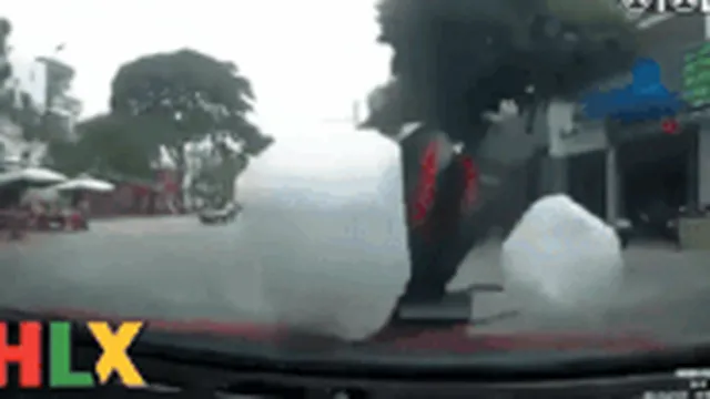 CLIP: Phút lơ là của tài xế và cú tông chí mạng khiến tất cả xót xa