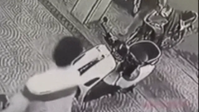 Clip: Hỏi thăm đường không được, nam thanh niên đi SH mở cốp xe lấy dao, hung hăng đuổi nhân viên quán chè