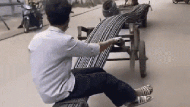 CLIP: 2 người đàn ông khiến cả phố vừa 'căm' vừa sợ, mỗi lần bẻ lái là thót tim