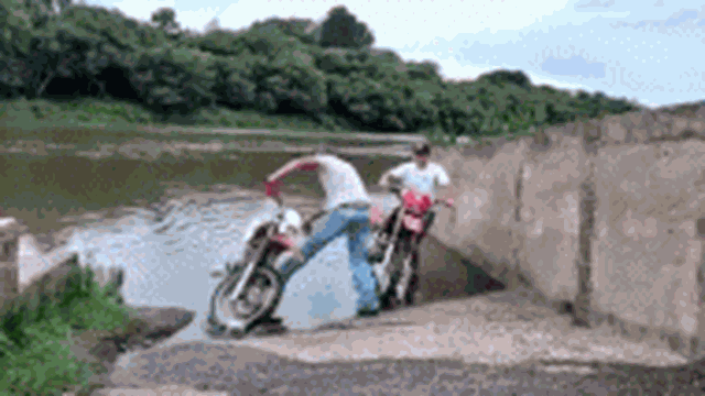 Rón rén dắt xe tránh nước vì sợ bẩn giày, người đàn ông nhận về cái kết đắng