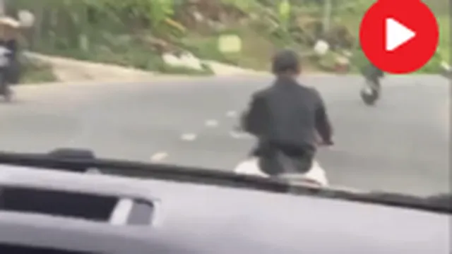 Clip: Nam thanh niên đánh võng ngay trước đầu ô tô, còn 'cà khịa' tài xế bằng loạt hành động khó hiểu