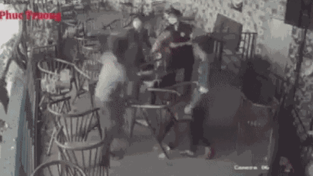 Clip: Bị nhóm người kẹp cổ đe dọa, nam thanh niên cùng bạn lao vào hỗn chiến gây náo loạn quán cà phê
