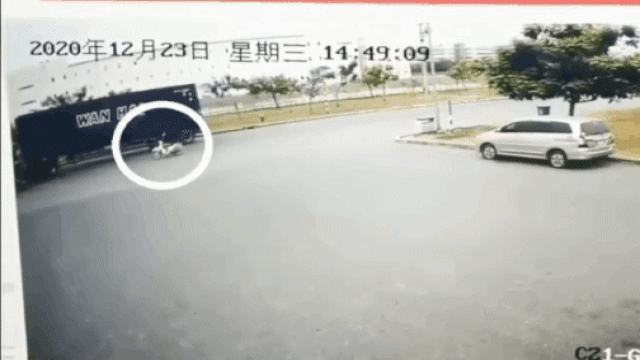 CLIP: Xe đầu kéo 'vặn cổ' bất thình lình khiến thanh niên suýt tử nạn, bảo vệ rối rít gọi tài xế quay lại