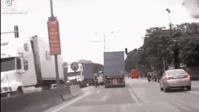 Container đánh lái 'nuốt' ô tô con vào gầm, nhân tố gây họa vẫn bình tĩnh dắt xe đạp qua đường