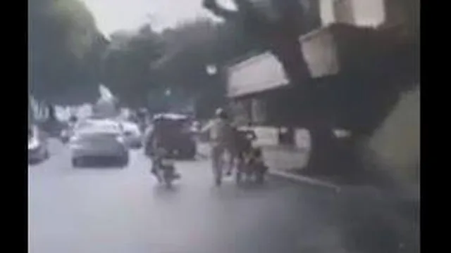 Clip: Bị CSGT ra lệnh dừng, nam thanh niên dắt xe máy cuống cuồng bỏ chạy giữa đường phố Hà Nội