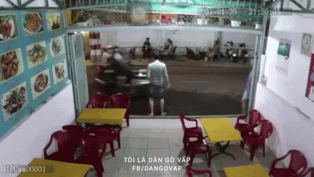 Clip: 2 tên cướp giật phăng chiếc điện thoại của 2 cô gái trên đường ở Sài Gòn rồi tăng ga tẩu thoát